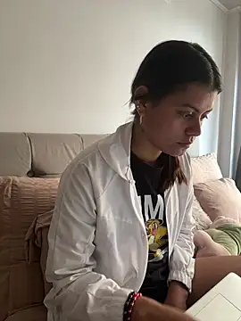 Snapshot of RachelWeisz_ chatting on May 17, 2026, 6:08 pm RachelWeisz online show from May 17, 2026, 6:08 pm