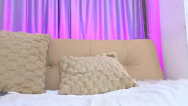 Snapshot of Mia_Naive chatting on February 28, 2026, 12:05 pm Mia Naive online show from February 28, 2026, 12:05 pm