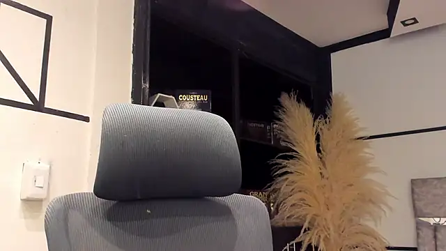 Declan-Foxx online show from April 16, 2026, 9:04 pm