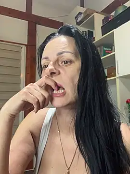 Snapshot of MiriamDelyn chatting on April 24, 2026, 8:00 pm MiriamDelyn online show from April 24, 2026, 8:00 pm