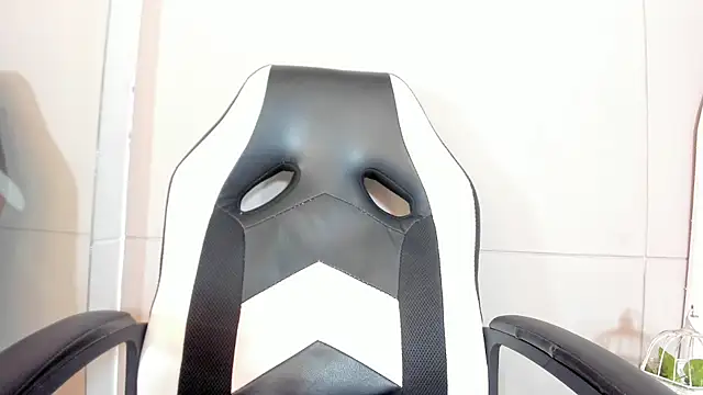 luna bradley  online show from March 20, 2026, 12:17 pm