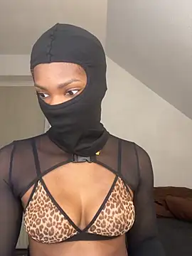 Snapshot of KiaraAmara chatting on February 14, 2026, 6:19 pm KiaraAmara online show from February 14, 2026, 6:19 pm