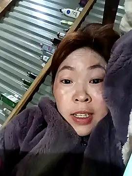 Yiyoongg online show from April 3, 2026, 12:28 am