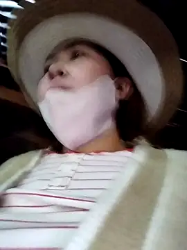 Yiyoongg online show from April 11, 2026, 1:24 am