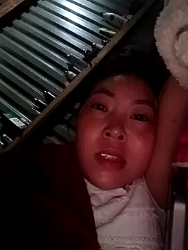 Yiyoongg online show from April 1, 2026, 11:56 pm