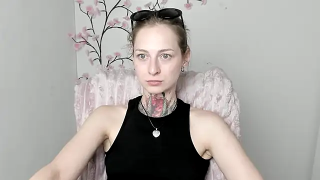Snapshot of Esmi_Winter chatting on June 25, 2026, 11:04 am Esmi Winter online show from June 25, 2026, 11:04 am