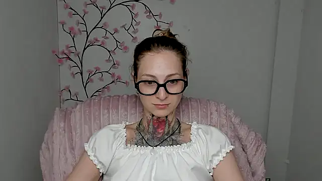 Snapshot of Esmi_Winter chatting on June 30, 2026, 11:21 am Esmi Winter online show from June 30, 2026, 11:21 am