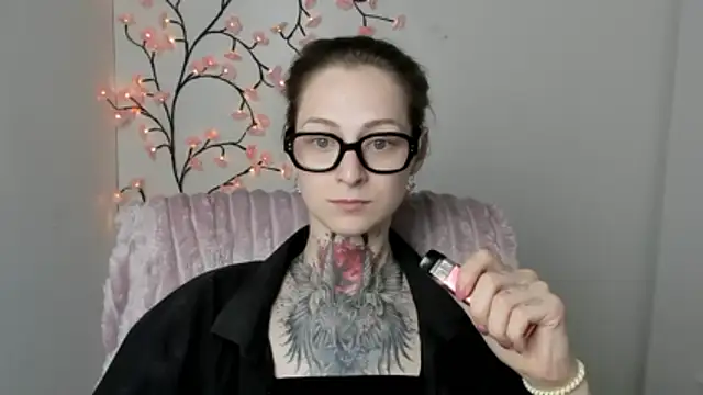 Snapshot of Esmi_Winter chatting on May 21, 2026, 6:05 pm Esmi Winter online show from May 21, 2026, 6:05 pm
