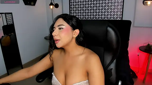 Lola 12  online show from March 6, 2026, 12:55 pm