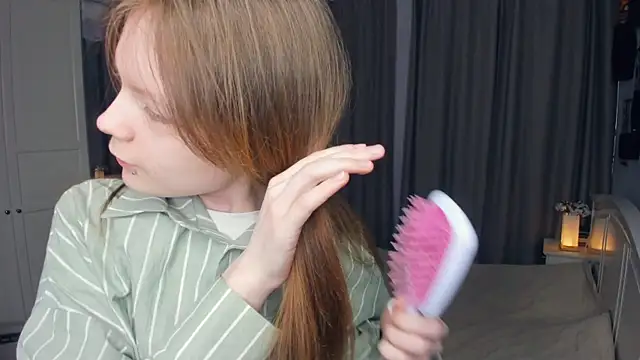 LavenderMitten online show from April 6, 2026, 5:52 am