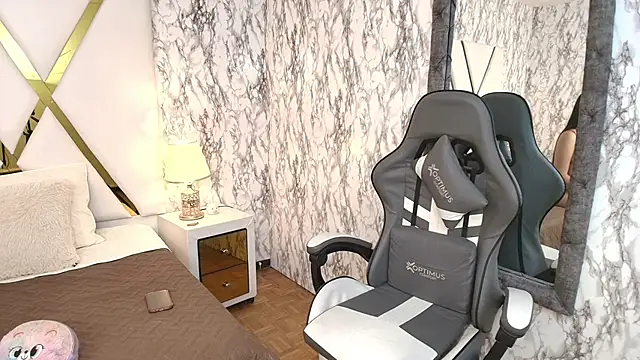 Annie Thompson  online show from February 23, 2026, 11:49 pm