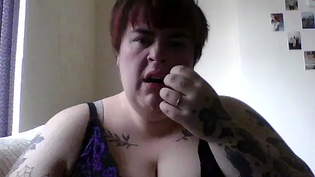 Snapshot of BBWBlossom_ chatting on March 3, 2026, 10:33 am BBWBlossom online show from March 3, 2026, 10:33 am