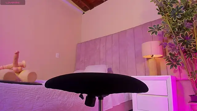 Ashley Beaomunt online show from April 15, 2026, 11:16 am