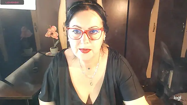 Snapshot of exiMIlf chatting on April 19, 2026, 11:00 am exiMIlf online show from April 19, 2026, 11:00 am