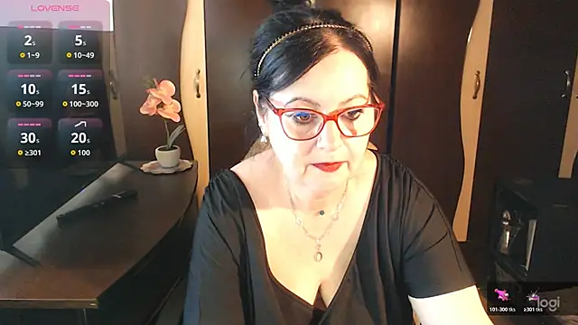 Snapshot of exiMIlf chatting on April 27, 2026, 12:03 pm exiMIlf online show from April 27, 2026, 12:03 pm