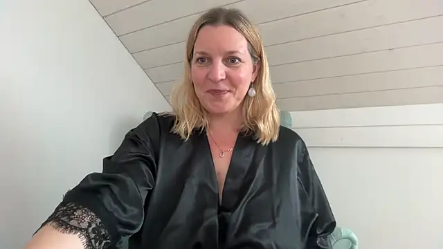 Snapshot of Busenwunder1280 chatting on April 19, 2026, 1:56 pm Busenwunder1280 online show from April 19, 2026, 1:56 pm