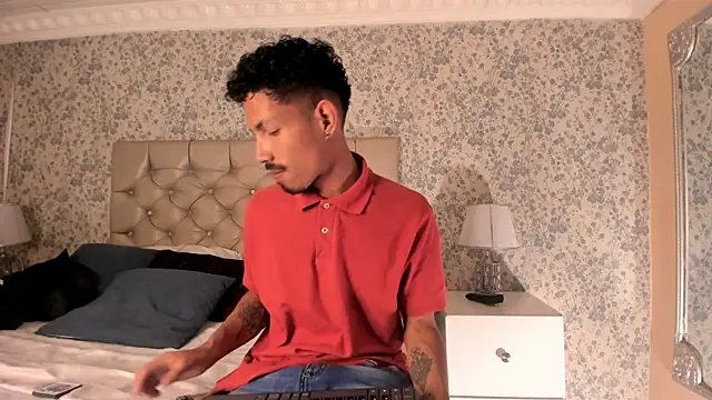 NoaahTylor online show from April 7, 2026, 4:03 am