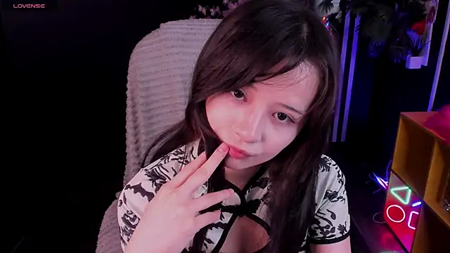 Snapshot of May_Ling chatting on July 4, 2026, 12:00 pm May Ling online show from July 4, 2026, 12:00 pm