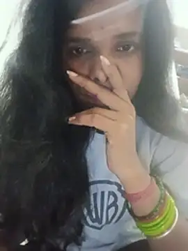 Snapshot of Desi_Couple_P chatting on August 4, 2026, 4:11 pm Desi Couple P online show from August 4, 2026, 4:11 pm