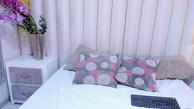 Snapshot of VanessaLanz chatting on April 23, 2026, 12:29 pm VanessaLanz online show from April 23, 2026, 12:29 pm