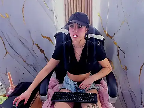 ElaSalvatorehh online show from February 25, 2026, 5:57 pm