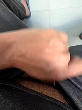 Snapshot of MoMnsi chatting on February 12, 2026, 10:15 am MoMnsi online show from February 12, 2026, 10:15 am