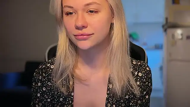 Leylia Lily online show from April 8, 2026, 12:06 pm