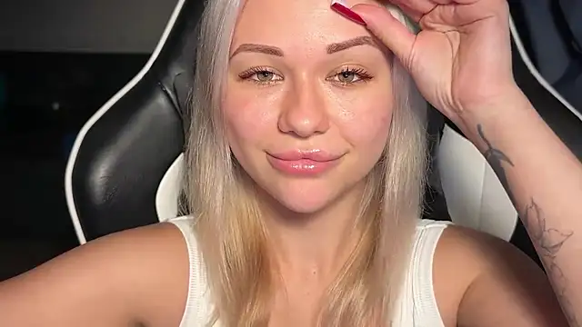 Leylia Lily online show from April 18, 2026, 7:07 pm