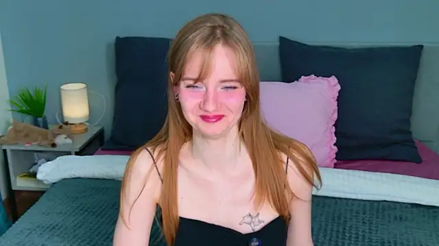 ElfieWhite online show from May 4, 2026, 4:21 pm