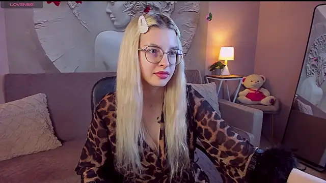 TiffanyPeachi online show from March 25, 2026, 1:21 pm