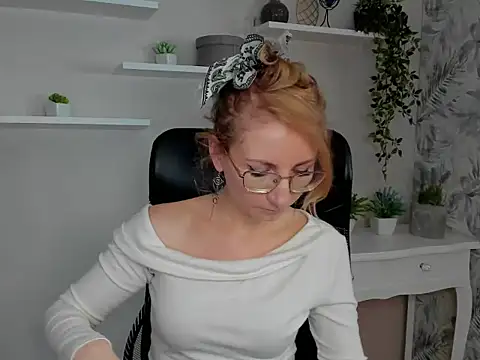 Snapshot of CinderellaMoon chatting on February 20, 2026, 6:26 am CinderellaMoon online show from February 20, 2026, 6:26 am