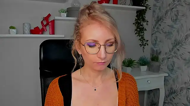 CinderellaMoon online show from March 13, 2026, 6:18 am