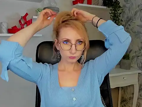 Snapshot of CinderellaMoon chatting on March 3, 2026, 6:31 am CinderellaMoon online show from March 3, 2026, 6:31 am