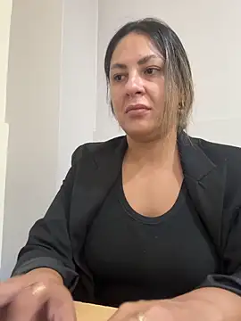 Snapshot of leona-david chatting on April 21, 2026, 12:45 pm leona-david online show from April 21, 2026, 12:45 pm