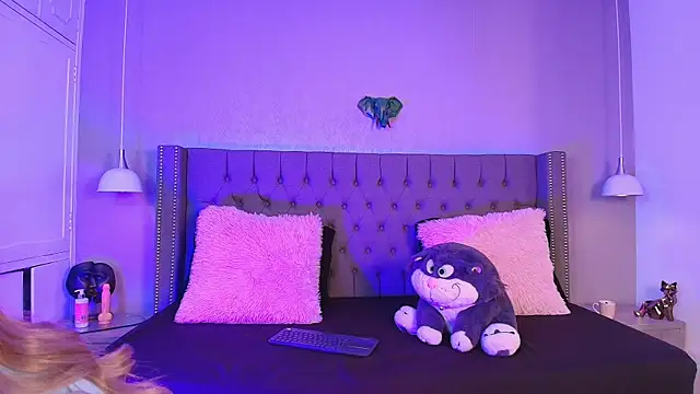 angelina honey  online show from April 18, 2026, 4:04 am