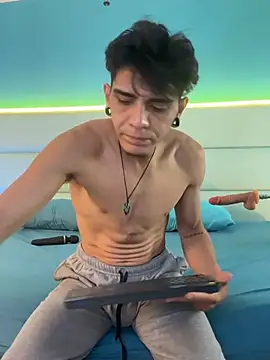 Snapshot of abrilandjulian chatting on March 10, 2026, 11:47 am abrilandjulian online show from March 10, 2026, 11:47 am