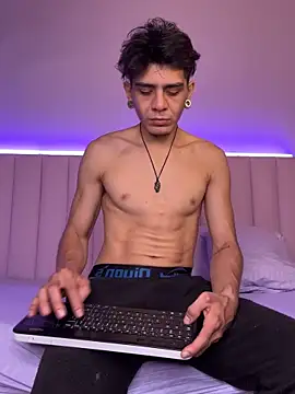 Snapshot of abrilandjulian chatting on March 19, 2026, 12:05 pm abrilandjulian online show from March 19, 2026, 12:05 pm