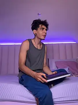 Snapshot of abrilandjulian chatting on March 25, 2026, 11:31 am abrilandjulian online show from March 25, 2026, 11:31 am