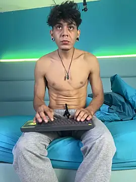 Snapshot of abrilandjulian chatting on February 24, 2026, 11:44 am abrilandjulian online show from February 24, 2026, 11:44 am