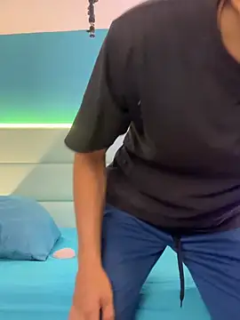 Snapshot of abrilandjulian chatting on March 23, 2026, 11:32 am abrilandjulian online show from March 23, 2026, 11:32 am