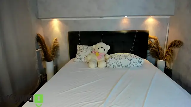 Snapshot of Emily_Lews chatting on February 28, 2026, 1:05 am Emily Lews online show from February 28, 2026, 1:05 am