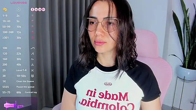 sara ospina22 online show from April 1, 2026, 12:06 pm