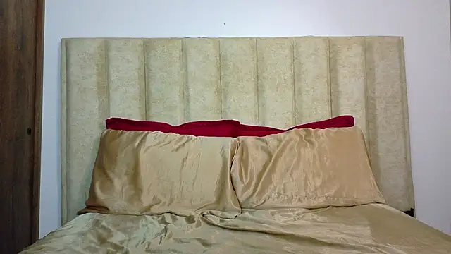 JustZoe  online show from May 10, 2026, 12:47 am