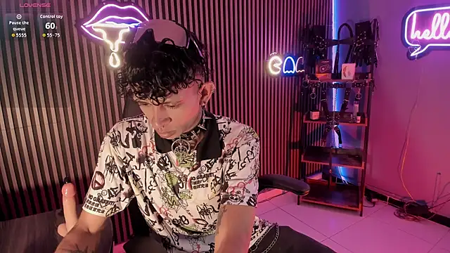 Maximoking26 online show from April 21, 2026, 1:18 am