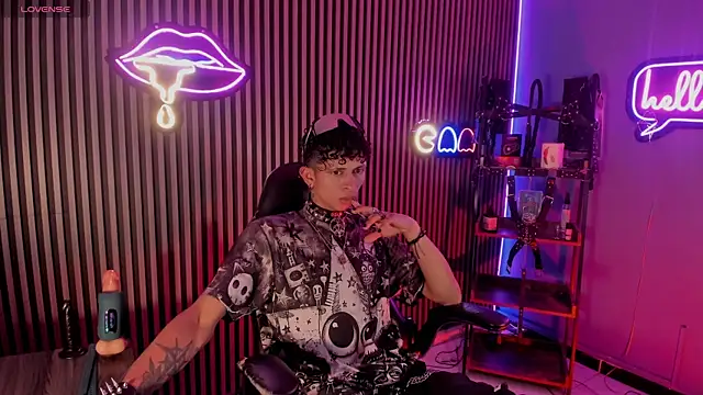 Maximoking26 online show from April 15, 2026, 2:06 am