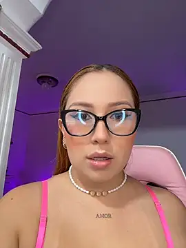 Kiarhatrixie1 online show from April 18, 2026, 5:48 pm