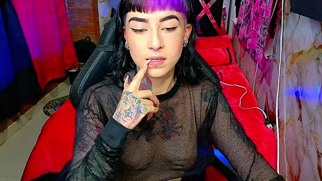 nova kitttyy online show from April 6, 2026, 1:01 am