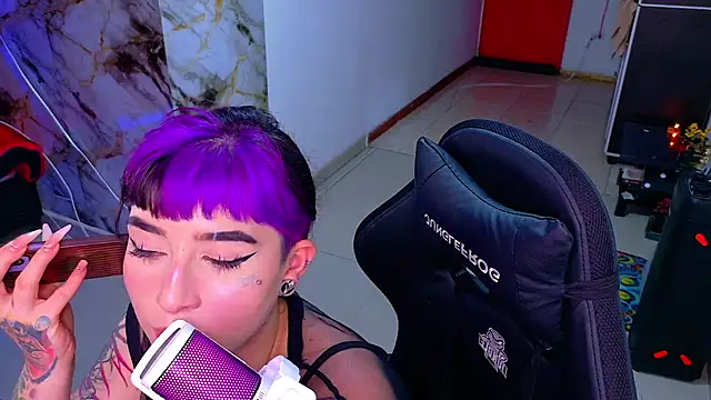 nova kitttyy online show from April 19, 2026, 1:28 am