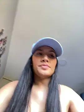 Violett Rosse  online show from April 9, 2026, 6:47 pm