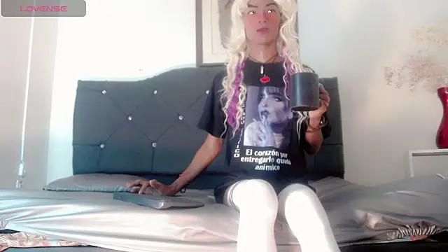 Snapshot of suzume_Mendez chatting on March 19, 2026, 11:32 am suzume Mendez online show from March 19, 2026, 11:32 am